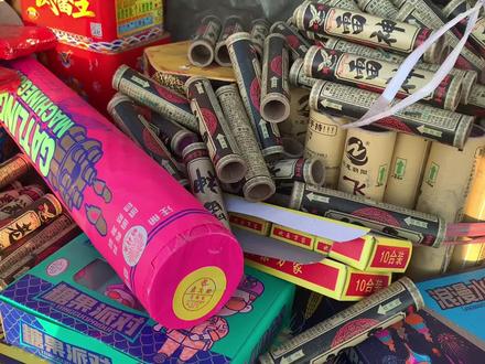 东北媳妇放鞭炮,2个二踢脚,1个雷神,一盒滑炮震的响!