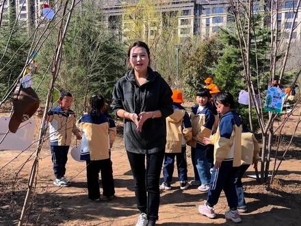蓝天中大班组植树节主题活动🌱孩子们走进人民公园,给大树松松土、浇浇水💦将自己亲手制作的爱心护树牌,轻轻挂在树枝上🎋用小小的行动,守护大大的绿色。春天,因你们更可爱~#植树节主题画 #幼儿园