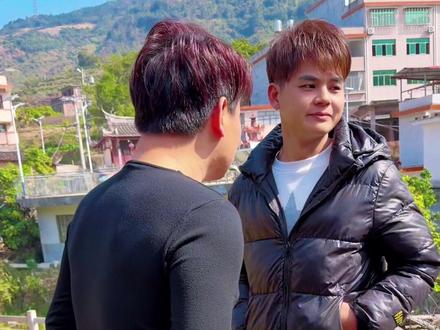 不敢笑,但实在憋不住#搞笑#锤子敲钉子敲到手搞笑视频