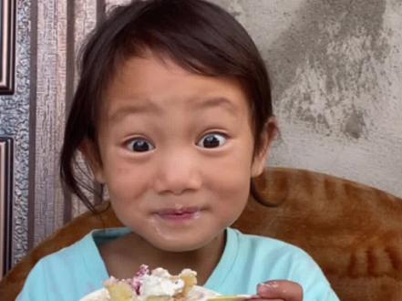 今天吃个快乐的小🎂#小吃货的日常 #童言童语 #蛋糕