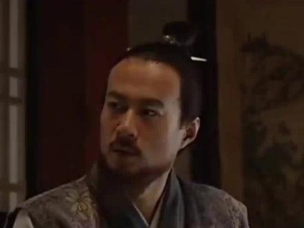 第16集 沈一石家财下落不明,高翰文遭移罪
高翰文查抄沈一石的账册和家财的下落,竟一无所获,便与同来的锦衣卫分头赶往巡抚衙门和织造局。郑泌昌、何茂才正火烧账册、毁灭证据,将高翰文挡在巡抚衙门外。但让郑泌昌和何茂才万万没有想到的是杨金水还有同样四口木箱,装着沈一石二十年来所有的账册,原封不动送往京城交给吕芳,上奏嘉靖帝。 郑泌昌、何茂才等浙江的官员贪墨巨资,现在又拿不出军饷供应前方抗倭。为给朝廷一个交待,密谋移罪高翰文“办案不力,账目被销毁,大量赃款下落不明”,让其做替罪羊。 倭寇在东南沿海烧杀淫掠,戚家军数千将士在已经断粮数日后仍然坚守苦待、伺机杀敌!东南局势危急,高翰文押着仅有的军需到前方见了胡宗宪。胡宗宪敏锐地断定不出一个月,朝廷就会在浙江掀起大案,劝高翰文立刻找朝廷派来的锦衣卫主动请罪,请他们把自己槛送京师!