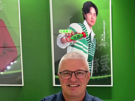 乐淇快闪店现场直播!小卡贴纸帆布包……姐姐们集合啦#乐淇全球品牌代言人王一博#乐淇苹果