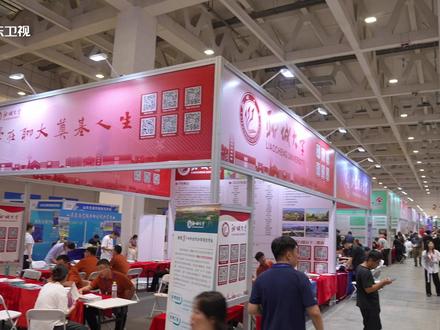 在山东高考招生咨询会上,300余所不同层级、不同区域的各大高校齐聚泉城,为考生和家长奉上最新鲜、最权威的招生政策解读与报考指导。#高考 #2025年山东高考招生咨询会 #高考志愿 #高考查分 #山东高考分数线