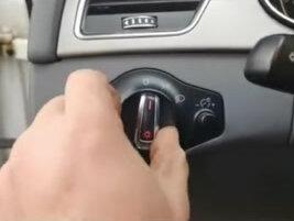 给大家分享一下奥迪更换大灯开关的小技巧,你学会没来吗?同行修车的兄弟记得收藏一下#汽车保养与维修 #专业的事交给专业的人 #湘潭嘉实多保养店。