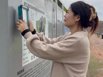 太阳能爆亮投光灯,66颗加大爆亮灯珠,5种灯光模式调节,防雨防水,太阳能充电线两种充电方式,能当充电宝#灯火小院 #太阳能灯