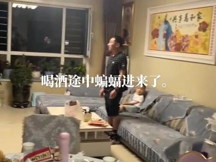 蝙蝠进屋有什么颈兆
1.蝙蝠进屋的预兆:家里风水好
蝙蝠古称鼠仙,蝙蝠在民问被视为吉祥物,蝙蝠的〞
蝠"字与"福"宇是同音的,蝙蝠进屋说明是福到家,
纳福迎祥、福在眼前。也表示这家人居住的房子风
水不错,而且近期有好事发生,不必太担心。
2.蝙蝠进屋的预兆:财气极佳
蝙蝠自古以来都是风水瑞兽,而旦蝙蝠本身有着非
常吉祥的寓意,含有「福到临门」的兆头。家中若
是出现蝙蝠,预示好运即将来临,更是飞来外财的
意思,最近很有可能会发一笔小的钱财。
33.蝙蝠进屋的预兆:长寿平安
蝙蝠在古时候还是一种长寿的动物,蝙蝠也就成了
长寿的代名词,人们在寿宴上甚至会雕刻蝙蝠形状
的食品。在古时候,甚至有人为了追求长生不老而
吃蝙蝠,所以蝙蝠入宅也寓意着长寿平安。#每一个幸福瞬间都值得被记录 #陪你们疯陪你们闹陪你们一起笑