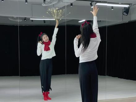 简单好看的新年舞蹈来啰~提前学起来,过年一定拍!#新年好运舞挑战 #抖音年味舞蹈大赏 #抖音新春联欢会 #随便一拍都很夯 #爆竹声中一岁除