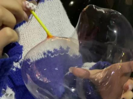我不要什么 我只希望lcx能陪我长大 好好的牵着我的手 给我买糖 知道我超级烂的脾气 还愿意哄我 一直陪着我 #恋爱