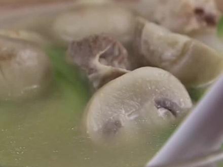 蘑菇要怎么煮 b4b0f1fe1a6d5f5fa52afc0a43075113~tplv-dy-resize-origshort-autoq-75:330.jpeg?x-expires=2015488800&x-signature=zEgT%2BGOJ4rOoP71atkNc5%2BGTJzI%3D&from=3213915784&s=PackSourceEnum_AWEME_DETAIL&se=false&sc=cover&biz_tag=pcweb_cover&l=20231116183835A5D55A798F02C8035781