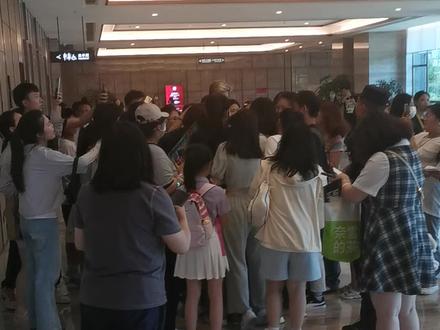 我就问问你还来不来中国了。
签不完,根本签不完。
小莫被围攻,可把他老爸高兴坏了,忙着录像#乒超联赛#莫雷高德