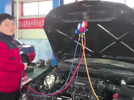 学生给汽车空调加注制冷剂