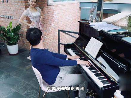 吉娜现身巴黎时装秀,黑色吊带长裙水蛇腰太吸睛,芭比脸好精致