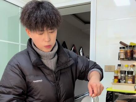 #真实生活分享计划 总有人说,人活一世,草木一秋,何必活的那么累,可又有谁愿意这样呢?只是我们能力有限,没有更好的选择罢了。其实普通人过日子,穷有穷的活法,富有富的过法。每个家庭的生活方式都不一样,不攀比,不内耗,有多大能力就过什么样的日子。在我看来,只要家里老人健康,孩子听话,一家人整整齐齐,无病无灾,就是一种成功。#记录真实生活 #日常vlog #用抖音记录人生 #家常美食 @DOU+小助手 @抖音创作小助手