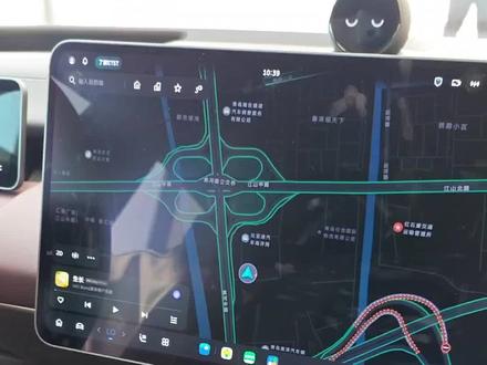 25款蔚来ET5T隐藏彩蛋✨主题切换玩出N种座舱氛围
谁懂啊!新提的25款ET5T最让我爱不释手的居然是主题切换功能,中控这块通透的横屏配上联动氛围灯,每换一次主题都像换了台新车😆
🌟 主题玩法全解锁
1. 基础操作超简单:下拉顶部快捷菜单点「意境桌面」,左上角就能切换主题。地图桌面和意境桌面还能一键切换,导航时切地图模式,休息时换意境模式,实用性拉满。
2. 热门主题闭眼入:
- 星河流光:戳「寰宇星光」还会掉流星!晚上开夜车时氛围直接拉满,闺蜜坐副驾全程在许愿✨
- 电影联动款:限时上线的《创:战神》主题绝了,屏幕界面和氛围灯同步切换,光影流动间满是速度与科技感。
- 自定义创作:能上传喜欢的图片做基底,我把自家小狗照片设成主题,每次上车都被治愈到。
3. 细节联动太惊喜:切换主题时不仅屏幕画面变,全车氛围灯也会自动匹配色调,甚至能开音乐律动模式,灯光跟着节奏晃,通勤路都不无聊了。
🚗 真实用车体验
作为颜控真的被戳中!新款的横屏显示超清晰,没有雾蒙蒙的感觉,主题画面适配得特别丝滑 。有时候工作累了,切换到舒缓的自然主题,看着流动的光影和渐变的氛围灯,座舱瞬间变成移动解压舱。
25万级旅行车能有这么懂年轻人的设计,蔚来这波细节真的赢了~ 已给车友群按头安利,还没试过的宝赶紧去发掘你的本命主题!
#蔚来ET5T #25款ET5T #电车内饰美学 #车载黑科技