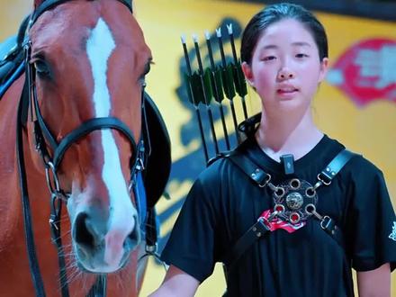 古代战场上跃马弯弓的场景,具象化了。11岁小英雄吴童雨,在2025年的环球骑射大赛上,用时12秒连射5箭,箭箭命中靶心,直接助力中国队晋级比赛。吴童雨太厉害了!#人物故事 #正能量 #吴童雨#少年强则国强