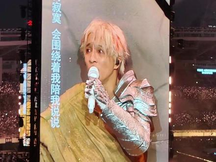 薛之谦演唱会用AI机器人,我说怎么看起来怪怪的! #薛之谦 #薛之谦演唱会 #AI机器人 #以假乱真 #万兽之王