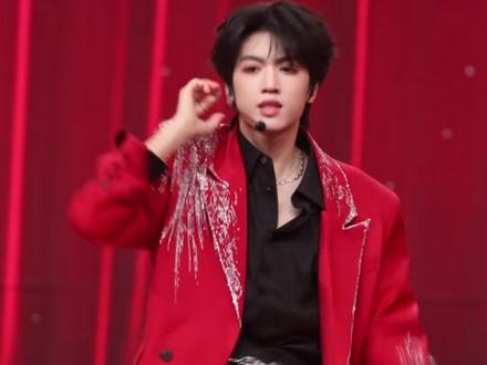 世界以痛吻张桂源 张桂源却报之以宽肩窄腰马氏95长腿小头小脸 浓颜五官#张桂源#荣耀之战#闭嘴舞蹈#张桂源进行曲#演唱会