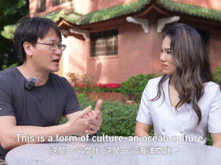 追寻“喜洋洋”“乐融融”背后的的海洋精灵 在大湾区的海与天之间,中华白海豚以柔软的白色浪线划过水面,是吉祥物“喜洋洋”“乐融融”的灵感之源。“喜洋洋”“乐融融”的设计师刘平云选择它,因为白海豚象征回归、团结与海洋文化。而郑锐强博士则提醒我们:在数量下降的现实中,每一次相遇都值得被守护。这不仅是吉祥物的故事,更是人与海洋之间的承诺。