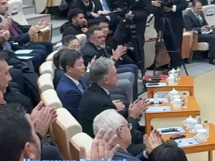 【总统现场连线,带来一次特别的音乐交流!】2月4日,乌拉圭总统奥尔西到访北京外国语大学。在现场,奥尔西总统欣赏了中国学生李玥霖演唱的乌拉圭歌曲《你的裙子》(《Tu Vestido》),还亲自语音连线该歌曲原唱歌手Ana Prada,邀李玥霖互动交流。音乐成为了连接中乌两国的美好纽带。 (记者、视频:曹梦雅 审核:堵文娟)