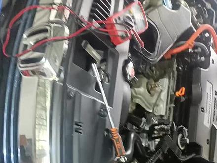 雅阁混动,低压电瓶冒热气,发电量正常,电瓶损坏导致频繁充电,电解液温度高沸腾冒热气,那味道有点上头,#雅阁电瓶冒烟 #雅阁混动电瓶冒热气#抖音汽车 ##每天一个用车知识