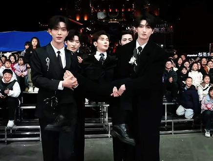 #龙浩天酉阳大舞台 #男团女团走秀 #KOI #龙浩天男团银河系A #PGY银河系 来咯来咯,龙浩天酉阳大舞台,女团KOI和龙浩天男团银河系A走秀。@龙浩天🐲(酉阳桃花源摆手堂直播) @KOI @龙浩天男团·银河系A(团队招优)PGY @A-以太⚡️ @A-凡凡💜 @A-夏天天🪽 @A-安心 ☀️ @A-鬼鬼👻 @A-子敬📧 @A-森森🧚 @A-吉浩🌟 @A-一凡✨