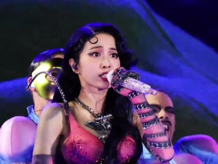 #蔡依林真吃上酱板鸭了 救命!蔡依林把雪山狐狸梗玩成了酱板鸭干饭秀,天后的脑洞我是真的服#蔡依林 #蔡依林演唱会 #娱乐资讯 #演唱会