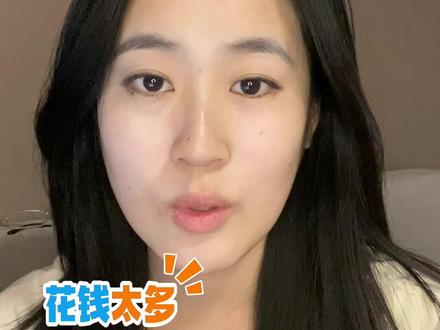 永辉超市学习胖东来,但是越学越亏,为什么呢?#永辉超市 #胖东来 #超市 #胖东来的一些小细节 #永辉超市自有品牌
永辉超市(“生鲜第一股”)学习2024年5月获河南零售标杆胖东来。超220家门店“胖改”,仍未扭亏。
1. 花钱太多赚得少:
改门店、给员工涨工资,单家店改造就花800多万,要是来的客人没一直变多,赚的钱盖不住花的,要么得等好久才能回本,要么直接亏。
2. 只学皮毛没学到精髓:
光抄表面的服务样子,没真本事。胖东来自己的牌子占30%,永辉压根没跟上;而且永辉改店火一阵后,服务就变差了,跟胖东来一直稳定的好服务完全不一样。
3. 供应链改不动:
想调整供货的链条,得协调好多人的利益,又要多花钱管,还得垫不少现金,永辉扛不住这压力。
4. 对员工不好:
虽然给涨了工资,但员工越招越少、干活越来越累,管理还严得很,没形成那种尊重人的氛围,员工自然没法一直好好服务。