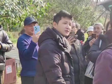 蒙面大爷呼吁小伙结婚,没想到小伙......... #万万没想到 #意想不到的结局