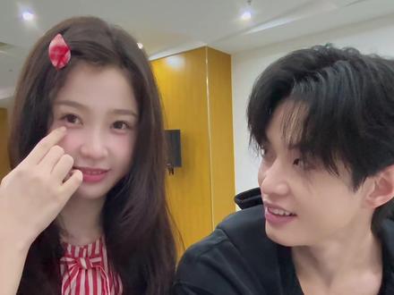 #双轨 暮暮暮暮↗↘朝朝↗↘↘↗暮~暮~暮→↘朝↗朝↘朝↓↑#虞书欣 #姜暮 #何与 #靳朝