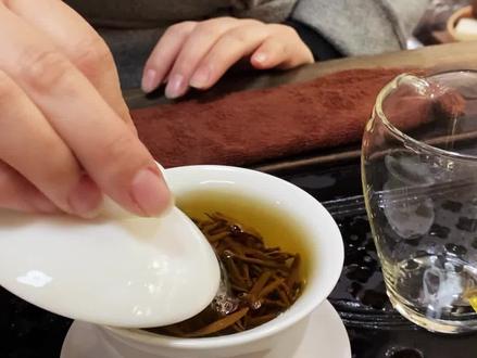 盖碗的盖子,应该如何放? #春节倒计时打卡 #盖碗 #盖碗泡茶 #盖碗泡茶的手法 #茶