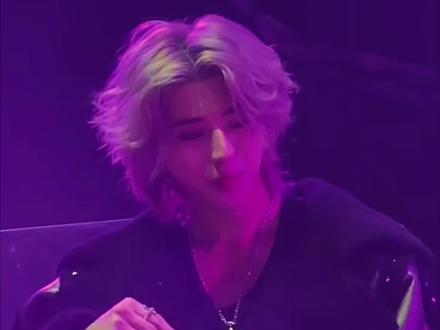 蔡徐坤 在 深圳 西湾滨海公园-西部湾公园 线下采访 蔡徐坤 街采KPI达成 让人感人泪目#我同意蔡徐坤全国巡采 #蔡徐坤街采kpi达成 #蔡徐坤 #IKUN #蔡徐坤街采 2026年1月15日,蔡徐坤现身深圳西湾红树林公园,以街头采访的形式为未发布的英文新歌收集路人反馈。此次街采有诸多感人与有趣的瞬间,引发了广泛关注。
蔡徐坤素颜戴口罩帽子,一身休闲便装现身,试图低调伪装却频频被路人认出,他淡定接梗,笑称自己是“专门走蔡徐坤风格的”,幽默回应引得网友调侃。他不仅采访路人,还脑洞大开地采访宠物狗,将耳机凑到小狗耳边并认真追问感受,收获小狗摇尾巴的“好评”,画面十分可爱,展现出毫无明星架子的温柔一面。
采访中,一位女孩听完歌后眼眶泛红,称歌词让她想起送闺蜜出国的场景,并祝福歌手“永远处在自己人生的C位”。蔡徐坤告别时下意识说“我走了”,女孩暖心纠正:“用‘出发了’更好。走了像结束,出发了是开始”。这句纠正当晚登上微博热搜榜首,视频播放量三小时破亿,给人带来积极的心理暗示,治愈了全网。还有年轻男孩认出蔡徐坤后紧张得说不出话,蔡徐坤主动拥抱他并表示“如果能给你带来力量,也是给了我很大的力量”,展现出偶像与路人的双向治愈。
从路人反馈来看,即便听不懂英文歌词,大家也纷纷称赞“旋律高级”“声线辨识度超高”,肯定了新歌的质量。这场街采让新歌未发先火,也让大家看到了蔡徐坤的成长以及对音乐的自信与敬畏,诸多温暖瞬间令人感动泪目。