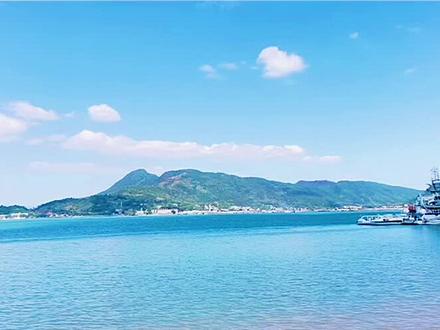随手一拍,就是美景,世界级天然深水良港三都澳——三都澳是中国规模最大的大黄鱼养殖基地,一个宁静的海边港湾,也是中国最早的通商口岸之一,这里还是个海军基地#福建宁德 #带你看海上风景 #治愈系风景 #随手一拍都是美景 #中国三都澳