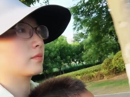 从100/75➡️75/25,这四个月我们每天放学是如何户外的?今天我把经验毫无保留全部分享出来,避免大家踩坑,供大家参考,赶紧收藏保存哦!
问题一:低度近视25/50要不要配镜?
配,一定要配!我家就是近视50度,没配镜,医生建议保持大户外,但是四月后猛涨100度,所以该配一定要提前配起来!
②加大户外,望远凝视望远
我家一二年级一直没上延时班,三点放学就是大户外,保证每天四五个小时户外时间,周末带他爬山,徒步全天户外!
👀户外一定要做望远+凝视望远
每天凝视望远30分钟,可放松睫状肌,释放眼疲劳,退轴降轴!
可以望远凝视15分钟+练拉卡15分钟,孩子更容易坚持,不枯燥!
建议羽毛球,弹力球,匹克球,遥控小船,骑车,放风筝,只要望远都可以
👓调节力视功能不好的,一定要做反转拍视功能训练,具体咨询医生或专业人员!我家练一个月基本恢复了,目前一周练3次!
③多学习,多学习,多学习
重要事情说三遍
孩子近视后,我赶紧学习近视防控知识
买了赵阳老师的《大国护眼之策》,系统学习近视防控知识,自己有了知识基础心里才不慌,才不会被别人忽悠!就算孩子度数涨了,也能及时反思哪里没做到位!
只有父母懂才能更好的保护好孩子的眼睛!建议每个家庭人手一本!
二,严格整改近视四大元凶
“近,暗,久,甜”
1,近(写作业看书计时器计时)
每20分钟,远眺20秒或2-3分钟
2,暗(用测光仪测)
光线不要过亮,或过暗
- 书桌:台灯+顶灯全开,不要只开台灯
☑️有条件,上读写台,用了你就知道我多香!
3,久(计时器计时)
写作业严格遵循20-20-20作业原则
4,甜
饮食(悄悄影响眼轴)
- 少糖:奶茶、蛋糕、饮料、糖果尽量戒掉
- 多吃:鸡蛋、牛奶、深海鱼、深色蔬菜
5 睡眠:
21:00前睡,睡够 9.5~10 小时
- 晚睡是眼轴最强增长因素之一
- 睡前1小时不看任何屏幕
6其他:
睡前望远+精油按摩+敷眼贴,
睡觉拉窗帘,不开小夜灯,
保证室内漆黑!
三、开学后注意
1. 叮嘱孩子课间一定要出教室、望远几分钟,放松眼睛👀
大家记住:近视防控一定是综合防控,所有细节抓到位,才能取得好的防控效果,任何一个人告诉你,什么单独一个眼膏,眼贴,戴了镜子就能退的,都是骗人的,一起加油吧!
#近视防控 #大户外防控近视 #大户外眼轴回退
#有效大户外