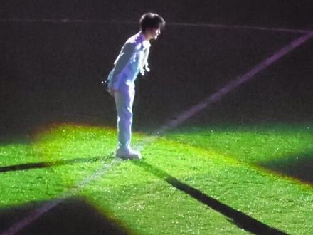 周深苏超上场,不是去踢球的哈,是去唱歌的 他其实一直都是这样的,独自一步步走到聚光灯下,他是非常有勇气开拓和创新的人 #周深 #周深苏超 #苏超