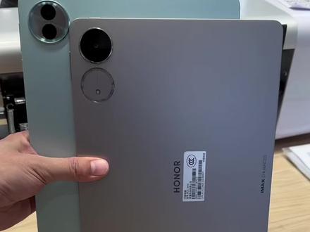 荣耀平板10和平板V9怎么选?看这篇就懂!
荣耀新款平板10和平板V9发布后,好多宝子纠结怎么选,今天就来给大家对比分析下!
🌟屏幕方面
平板10是12.1英寸,2560×1600像素 ;平板V9为11.5英寸,2800×1840像素,V9分辨率更高,画面更细腻,但10的屏幕尺寸更大。
💪性能上
平板10搭载高通骁龙7 Gen3 ,平板V9采用联发科天玑8350至尊版,V9在处理复杂任务和游戏加载速度上略胜一筹。
📷影像
平板10前置800万像素、后置800万像素;平板V9前置800万像素 、后置1300万像素,V9拍摄效果更好。
💰价格
平板10价格亲民,性价比高;平板V9配置高些,价格也稍高。
总结下,预算有限,追求大屏,主要用于日常学习、上网课选平板10;追求高性能、高分辨率屏幕和更好拍摄,预算充足就选平板V9 。
#荣耀平板 #平板对比 #数码科技 #选购攻略 #电子产品