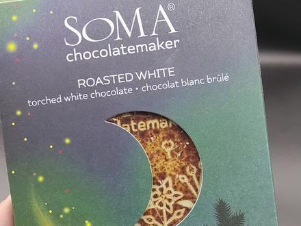 soma 烤白巧
包装也挡不住它的烟熏气息和甜美,入口浓郁焦糖甜香和熏烤风味,乳脂香气十足带着香草一点点融化,一丝丝的烤面包和烘烤坚果香气加上焦香缓和了一下甜度,若有若无的甜香气息配着烟熏感,是烤棉花糖。
#巧克力 #巧克力控 #白巧克力 #巧克力评测 #青年创作者成长计划