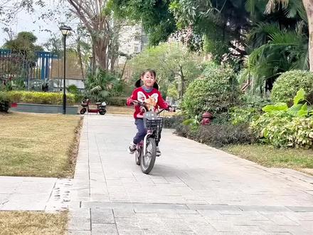 当希希学会骑自行车后,一见到小伙伴就兴冲冲地分享这份开心#希希同学 #一年级的希希 #记录成长 #骑自行车