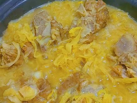 人到中年血脉觉醒,我也开始炖酸菜了。东北人无法拒绝这道名菜,简直香迷糊了#酸菜排骨 #亲手制作美食 #我的厨房日记 #抖音美食