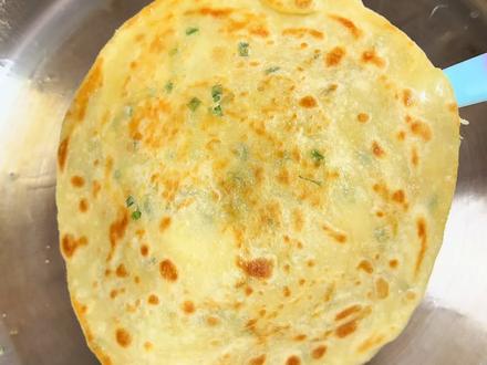 不用发面 柔软多层的葱花油饼 真的太好吃了!!! 做法很简单 新手小白一学就会~#创作灵感 #葱花饼 #葱花油饼 #我的厨房日记 #烙饼