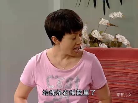 家有儿女中刘星怪母亲小时候没给自己报兴趣班培养特长。一直尊重孩子的母亲很委屈“小时候给你报这班那班,想让你学,你自己不学啊!”
刘星辩驳:“我不愿意学,你就不让我学啦?那时候我还小,我还不懂事,难道您也不懂事吗?您就应该从小培养我、教育我,从小您就得逼着着我学呀……”
寥寥几句话,却字字诛心,妈妈无言以对。#家长必读 #武汉同城 #青少年篮球培训 #一切为了孩子 #篮球