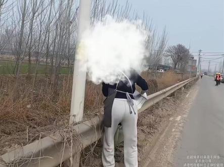 闯祸大战迎来新的篇章,济南倒饭姐一夜成为全网顶流,2026年五大神级闯祸名场面#离谱 #万万没想到 #搞笑 #工地盒饭