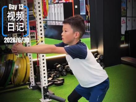 零基础体能跟练课③:掌握动作需要极致的重复 零基础体能跟练第三期来了!这一期在前两期跳跃能力的基础上,开始把力量往跑步里转化——跳跃加跑、横向跨栏架加跑、反应冲刺跑。
很多家长会问:为什么每节课动作变化不大?
因为研究告诉我们,大脑要真正重组一个动作的神经通路,需要 300~500次以上的有效重复,才能形成真正的身体记忆。
简单的动作,做到极致,才是真正的训练。
暑假集训速度专项课程正在报名,欢迎评论区留言咨询 👇
#体能训练是一切运动的基础 #青少年体能训练 #铆钉青少年体能 #青少年体能