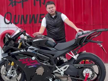 摩友,张雪500rr全套改装配件来了,我们给500rr开发了特级杠、一字杠、后扶手和后尾架四款配件,让我们来仔细了解一下这四款配件吧#张雪500rr #张雪机车 #张雪机车500rr #张雪机车改装 #张雪500rr尾架