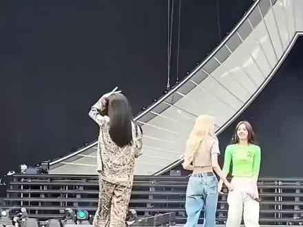 台上拽姐天花板,台下偷偷捐1亿给老人取暖!Jennie这反差谁顶得住#明星八卦 #明星娱乐 #明星娱乐圈