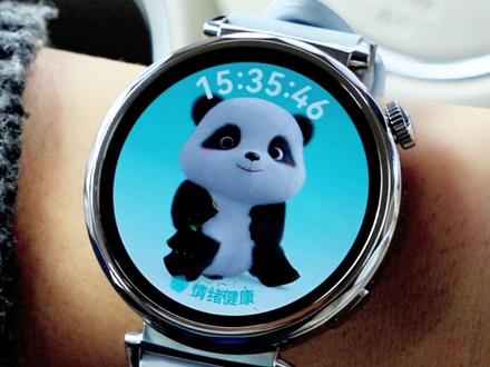 华为GT5系列丨四大NFC功能隐藏玩法大揭秘! 自从有了华为手表 NFC,我的生活仿佛开启了 “趣味便捷” 副本,每天都有新惊喜!
🚇公交地铁 “飞” 一般通过
以前赶早高峰,翻包找公交卡的时间都够别人跑好几步了。现在有了华为手表 NFC,在华为运动健康 APP 添加交通卡后,抬手一刷,闸机秒开,我就像拥有了 “瞬间移动” 技能,一路畅通无阻,轻松赶车,心情也跟着起飞~
🏠门禁卡?不存在的!
以前老是忘带门禁卡,被保安大哥 “灵魂拷问”。现在手表模拟门禁卡,每次靠近小区或办公楼门禁,“滴” 的一声,门自动打开,感觉自己像拥有魔法的小精灵,轻松穿梭每道门,再也不用为门禁卡烦恼。
🚘车钥匙 “长” 在手表上
周末开车出去玩,再也不用怕忘带车钥匙。华为手表 NFC 车钥匙功能太绝了,靠近车门自动解锁,上车一键启动,体验感满分。想象一下,别人还在包里翻钥匙,你帅气地用手表开启爱车,这感觉不要太爽!
🎨表盘一碰,风格秒变
有时候看腻了手表表盘,拿出手机,选好喜欢的图片,和手表轻轻一碰,表盘立马焕然一新。早上是活力满满的运动风,下午切换成简约时尚风,晚上再换成浪漫星空风,一块手表,多种风格,每天都能玩出新花样~
华为手表 NFC,把便捷和趣味装进生活,你确定不来试试?
#数码科技 #华为手表GT5 #NFC车钥匙 #NFC门禁卡 #NFC交通卡