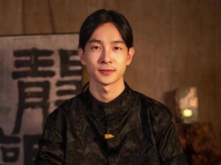 道德经教你搞定家庭矛盾 你有没有发现,在中国家庭里,一提起“亲子关系”,很多都是:孩子觉得窒息,父母觉得寒心。所以咖啡叔叔读《道德经》就发现,它讲透了一个道理,就是真正的互相理解,第一步不是贴得更近,而是——先拉开一点距离。先退一步,再伸手,很多爱的误会,就都会慢慢散开。所以好的家庭关系,不是你为我活,我替你活,而是我们各自有路走,又愿意并肩走一段。#咖啡叔叔 #修心 #道德经 #传统文化#国学