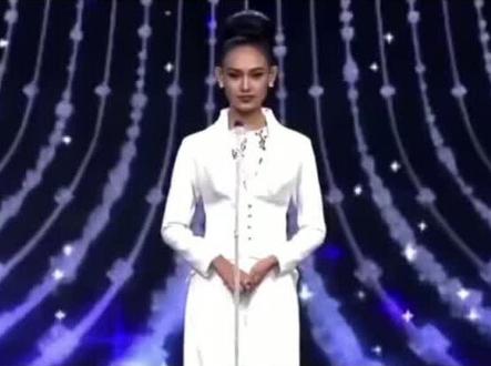 缅甸佳丽函蕾(Han Lay)在台上声泪俱下地呼吁国际社会伸出援手帮助缅甸民众。@抖音小助手 @缅甸观察