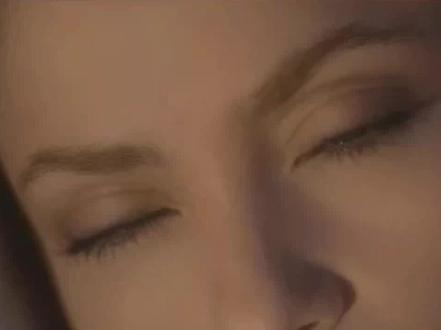 She Wolf 是2009年10月5日夏奇拉(Shakira)第三张个人英文录音室专辑《She Wolf》的同名主打歌曲,这首歌让她从此有了“狼姐”的称号。出生于哥伦比亚的夏奇拉是继詹妮弗洛佩兹之后又一位誉满全球的拉丁天后。作为一名歌手,她有着拉丁女人特有的奔放和性感,表演时她总是穿着清凉,极具魅惑地跳着肚皮舞摇摆着臀部,但她并不是个肤浅的、只会跳肚皮舞的“小甜甜”。Shakira被视为拉丁乐坛最杰出的最富才华的词作者之一,她的歌曲全部由她自己创作,歌曲混合着拉美风情、萨尔萨舞曲和中东流行元素,也蕴藏着充满侵略性的摇滚元素。夏奇拉连续三次登上世界杯闭幕式舞台,连续两届演唱世界杯主题曲。2011年年仅34的夏奇拉获得拉丁格莱美年度人物终身成就奖。#夏奇拉#狼姐#shewolf