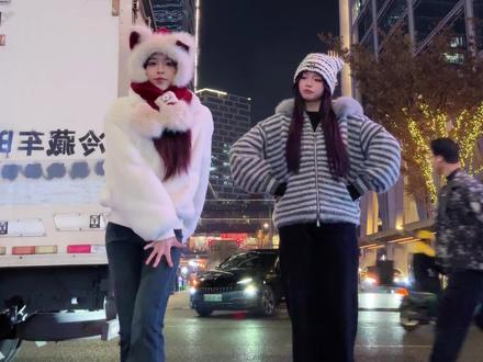 这期谁点的抽象🥣💨 @Hani #滑溜溜海豹舞挑战 #抖音热门舞蹈计划 #双人舞 #dance#海豹舞