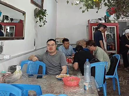 独家:华人讲述从伊朗口岸撤离过程 王博扬已经在伊朗工作了两年,6月16日晚,他和团队从德黑兰出发,用时近12小时才抵达470公里外的阿斯塔拉口岸,顺利抵达阿塞拜疆。王先生说,目前德黑兰像空城一样,城市及周边地区均缺油,当地加油站排队已超3公里。外交部18日表示,截至目前,已有791名中国公民自伊朗转移至安全地区。#CGTN在一线